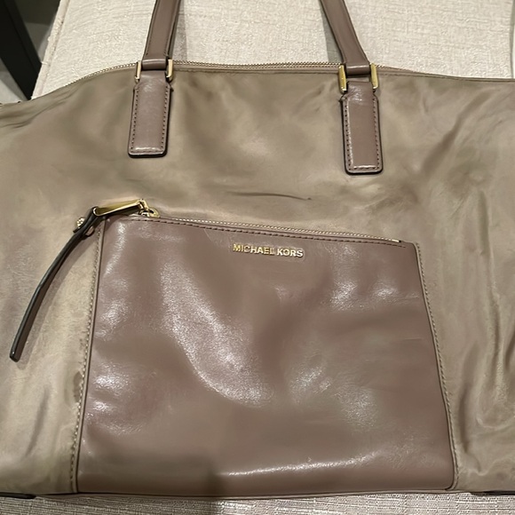 MICHAEL KORS bag large tan:khaki color so much room ! - Picture 6 of 12